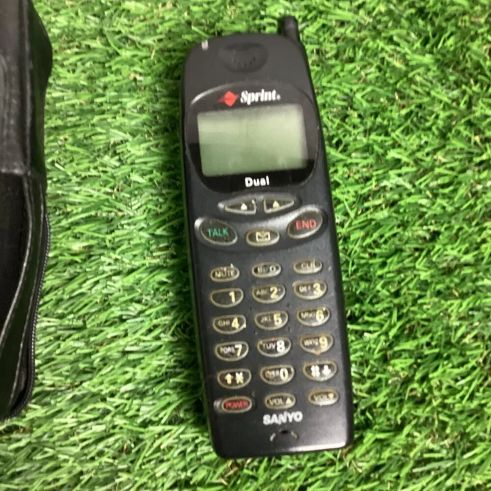 Vintage Sanyo Dual Band 3000 Mobile Phone
